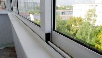 Замена стекол на балконе цена